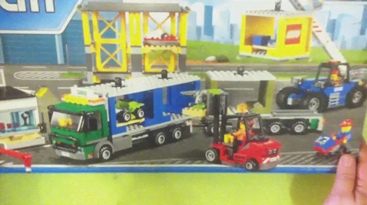 Огляд розпакування конструктора Lego City Вантажний термінал 60169  з Rozetka