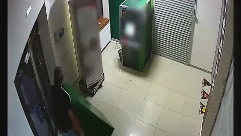 Мужчина украл платёжный терминал прямо из торгового комплекса