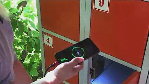 Зарядка мобильных телефонов в автоматических камерах хранения